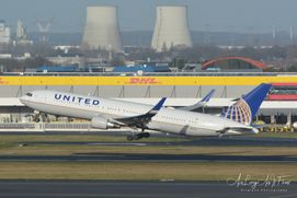 United Airlines - Boeing B767-322-ER - N647UA - 25R - 19/01/2020